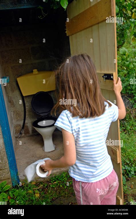 outhouse voyeur|Outhouse urinating footage with a nice shaved pussy view